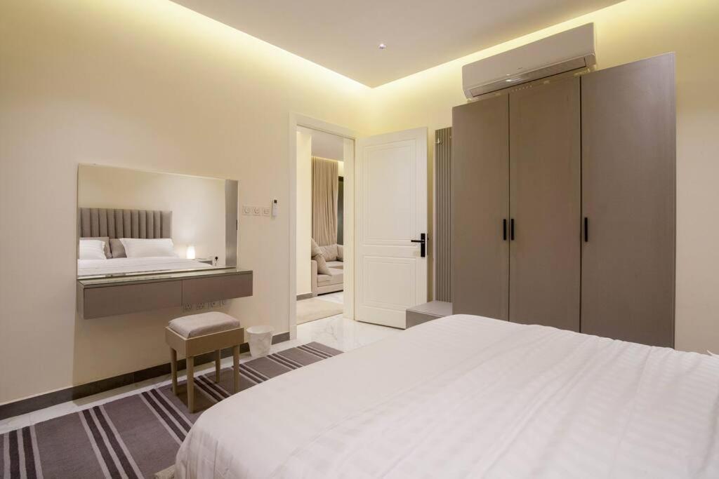 انيقة وفاخرة بحي العليا Elegant And Luxurious Al-olaya Apartment *